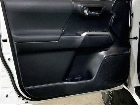 Used 2020 Toyota Tacoma TRD Off-Road w/ Technology Package image 8