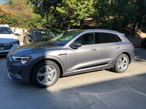 Used 2019 Audi e-tron Prestige w/ Prestige Package AWD/4WD image 5