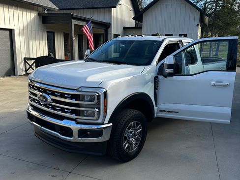 Used 2023 Ford F250 Lariat w/ FX4 Off-Road Package image 2