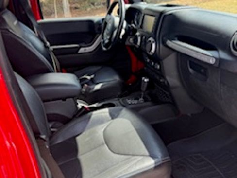 Used 2015 Jeep Wrangler Unlimited Rubicon w/ Dual Top Group image 8