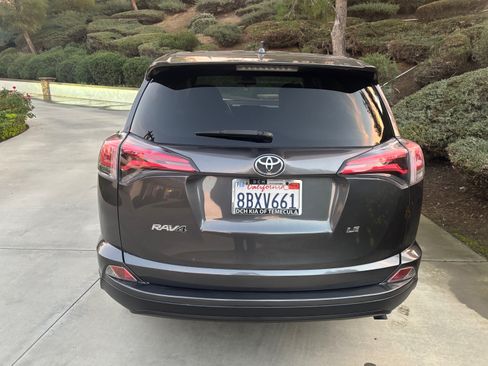 Used 2018 Toyota RAV4 LE w/ Carpet Mat Package image 9