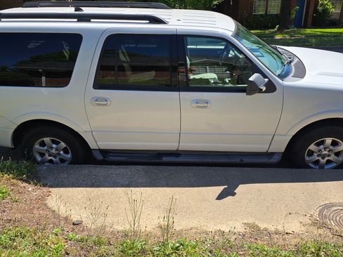 Used 2010 Ford Expedition EL XLT image 4