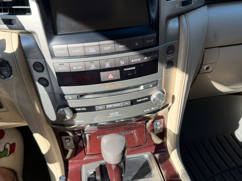 Used 2013 Lexus LX 570 4WD w/ Luxury Pkg image 16