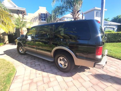 Used 2002 Ford Excursion XLT image 2