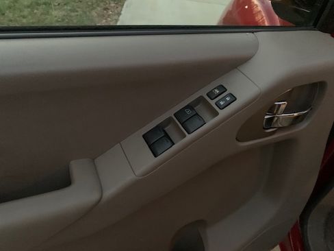 Used 2012 Nissan Frontier SV image 10