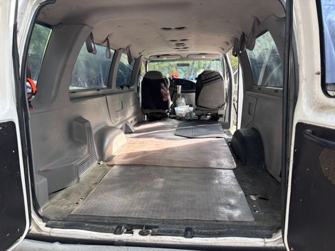Used 1999 Ford E-350 and Econoline 350 Club Wagon RWD image 15
