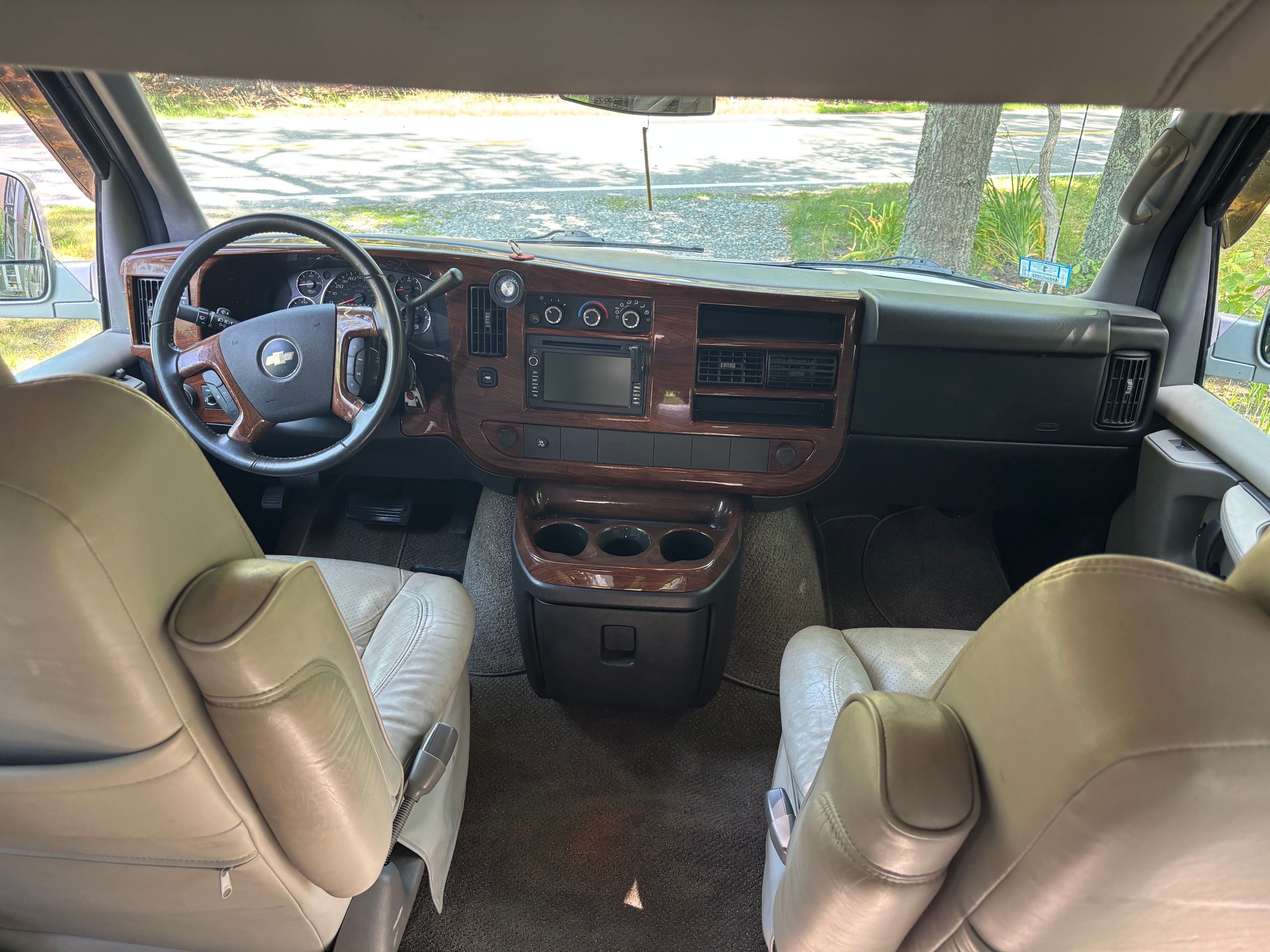 Used 2010 Chevrolet Express 1500 w/ Preferred Equipment Group RWD image 14