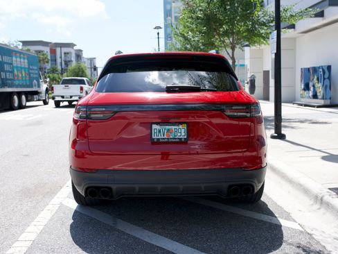 Used 2021 Porsche Cayenne w/ Premium Package AWD/4WD image 19