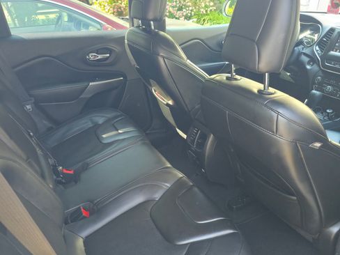 Used 2020 Jeep Cherokee Latitude Plus w/ Comfort/Convenience Group FWD image 18