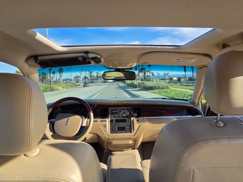 Used 2007 Lincoln Town Car Signature Limited image 11