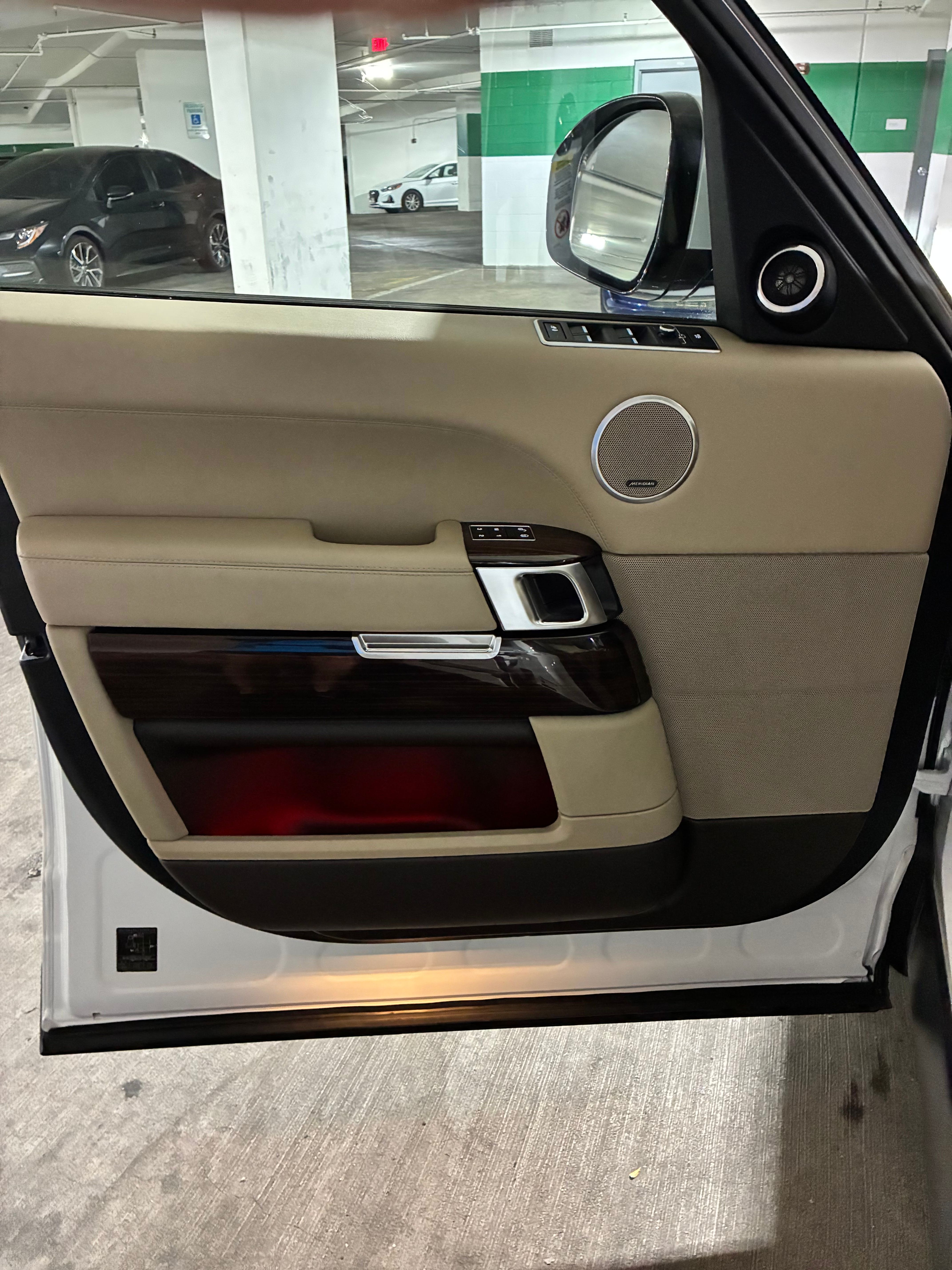 Used 2017 Land Rover Range Rover HSE AWD/4WD image 4
