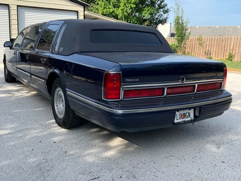 Used 1997 Lincoln Town Car Executive RWD image 4