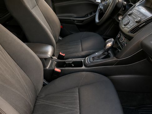 Used 2018 Ford Focus SE FWD image 12