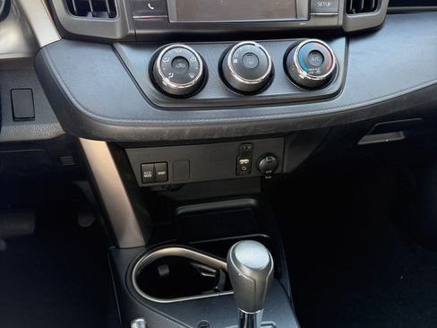 Used 2018 Toyota RAV4 LE FWD image 8