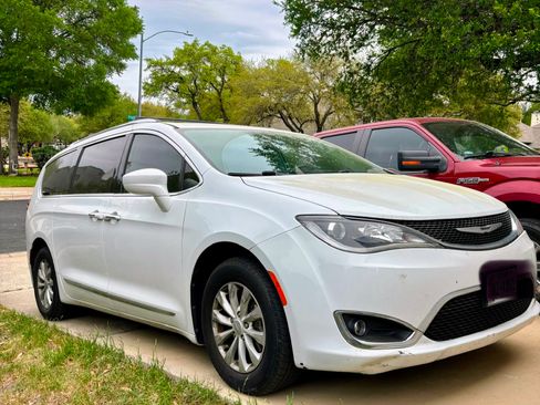 Used 2018 Chrysler Pacifica Touring-L Plus image 2