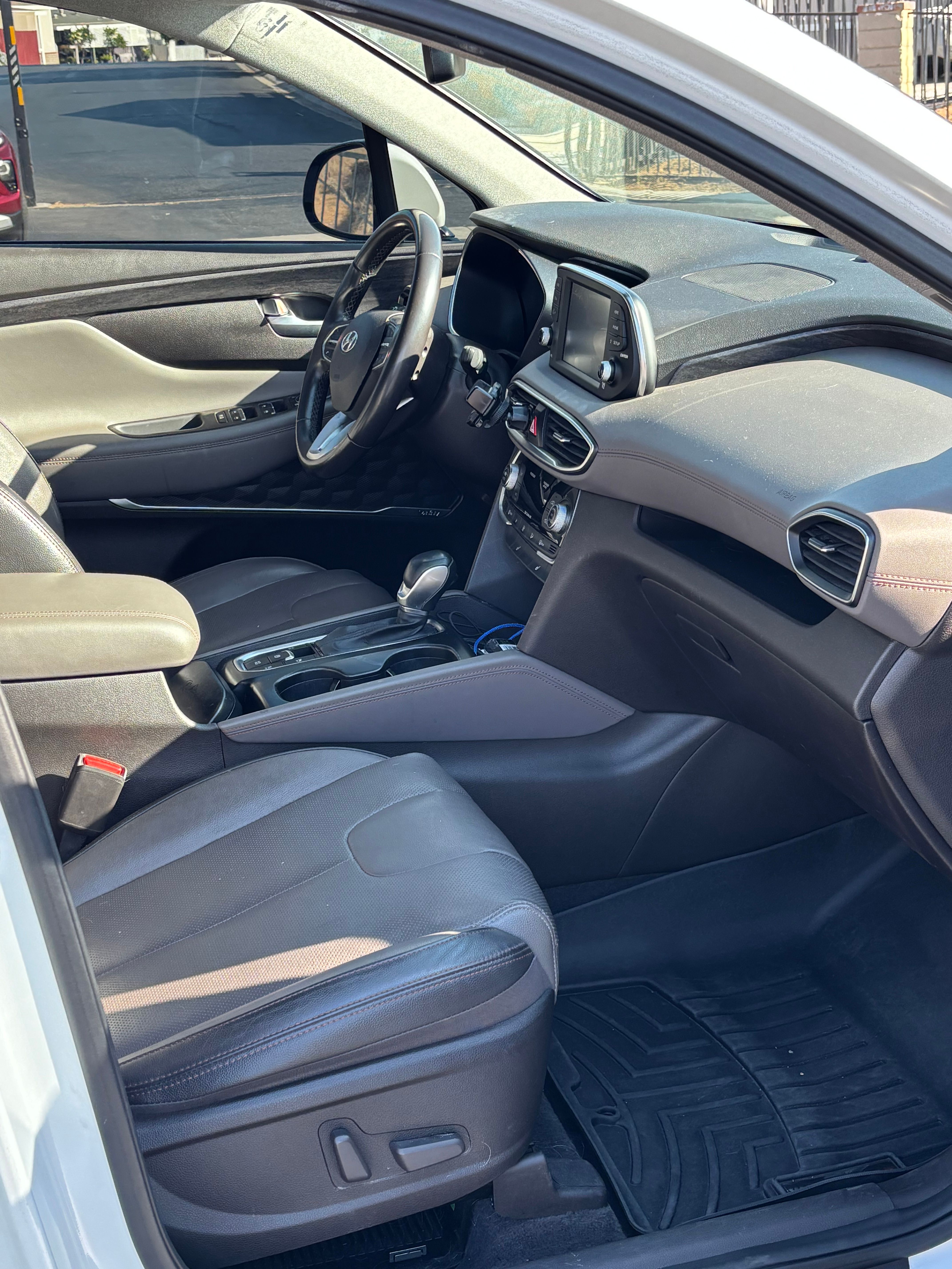 Used 2020 Hyundai Santa Fe SEL w/ Convenience + Premium Package FWD image 2