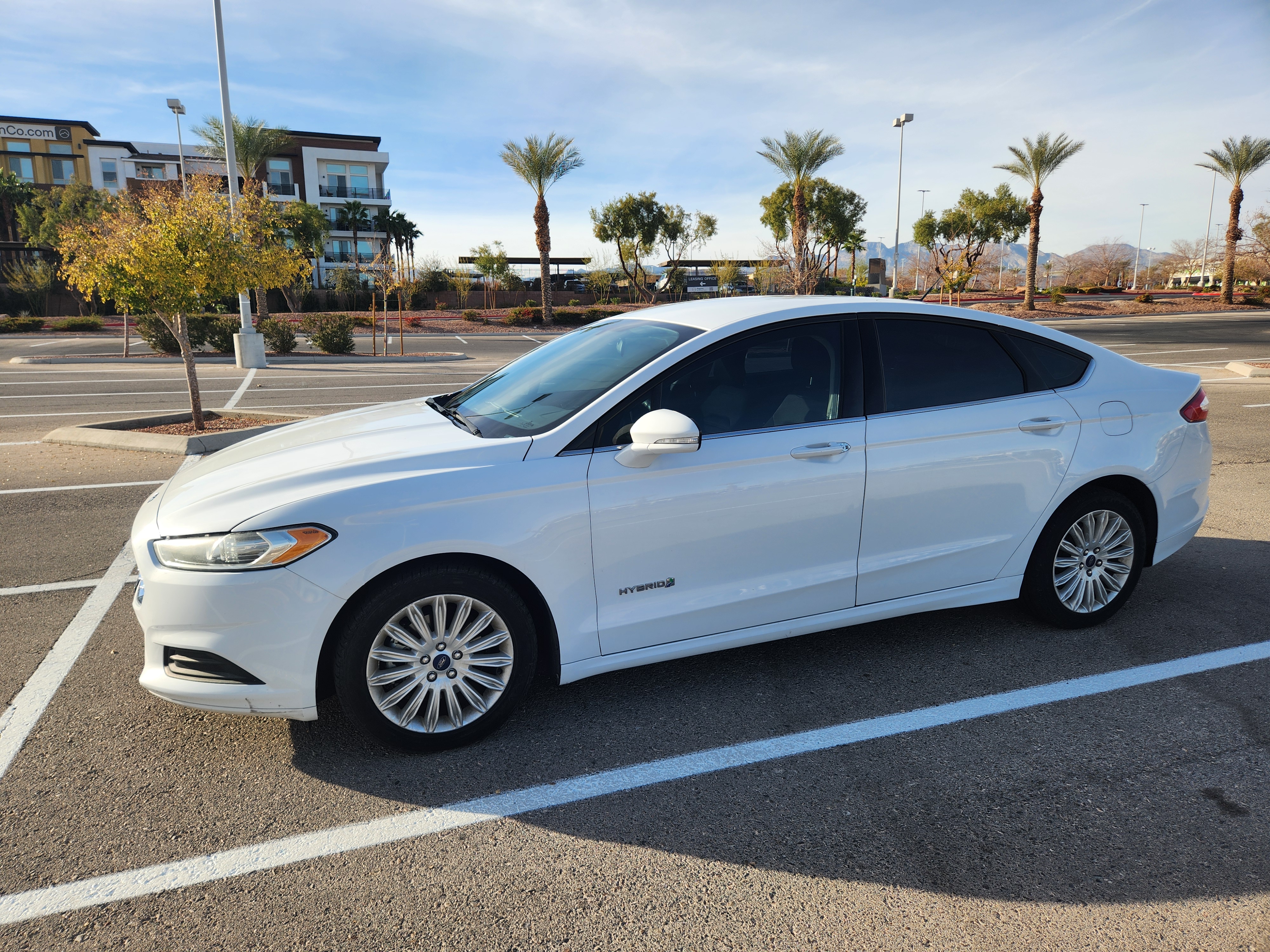 Used 2014 Ford Fusion SE FWD image 2