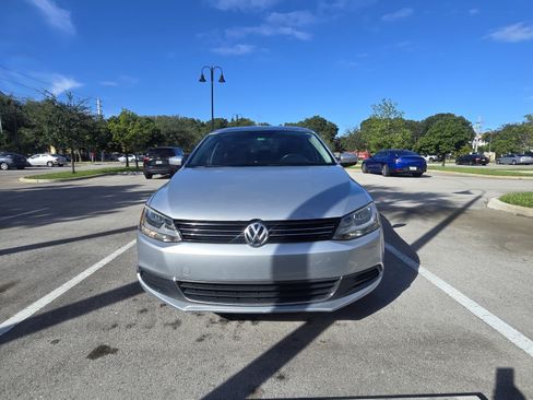 Used 2013 Volkswagen Jetta SE image 1