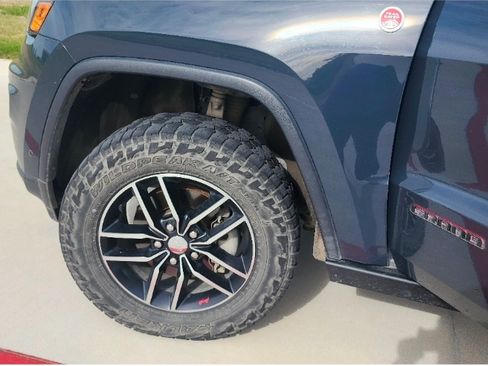 Used 2017 Jeep Grand Cherokee Trailhawk w/ Trailhawk Luxury Group AWD/4WD image 2