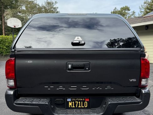 Used 2018 Toyota Tacoma TRD Off-Road image 5