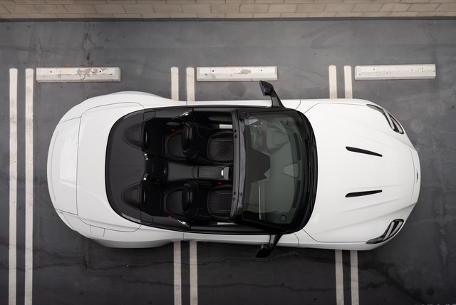 Used 2025 Aston Martin DB12 Convertible RWD image 8