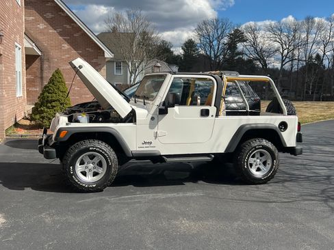 Used 2006 Jeep Wrangler Unlimited w/ Premium Audio Group image 1