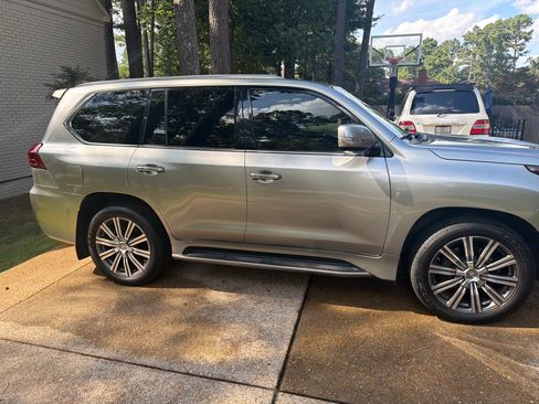 Used 2017 Lexus LX 570 4WD w/ Luxury Package image 9