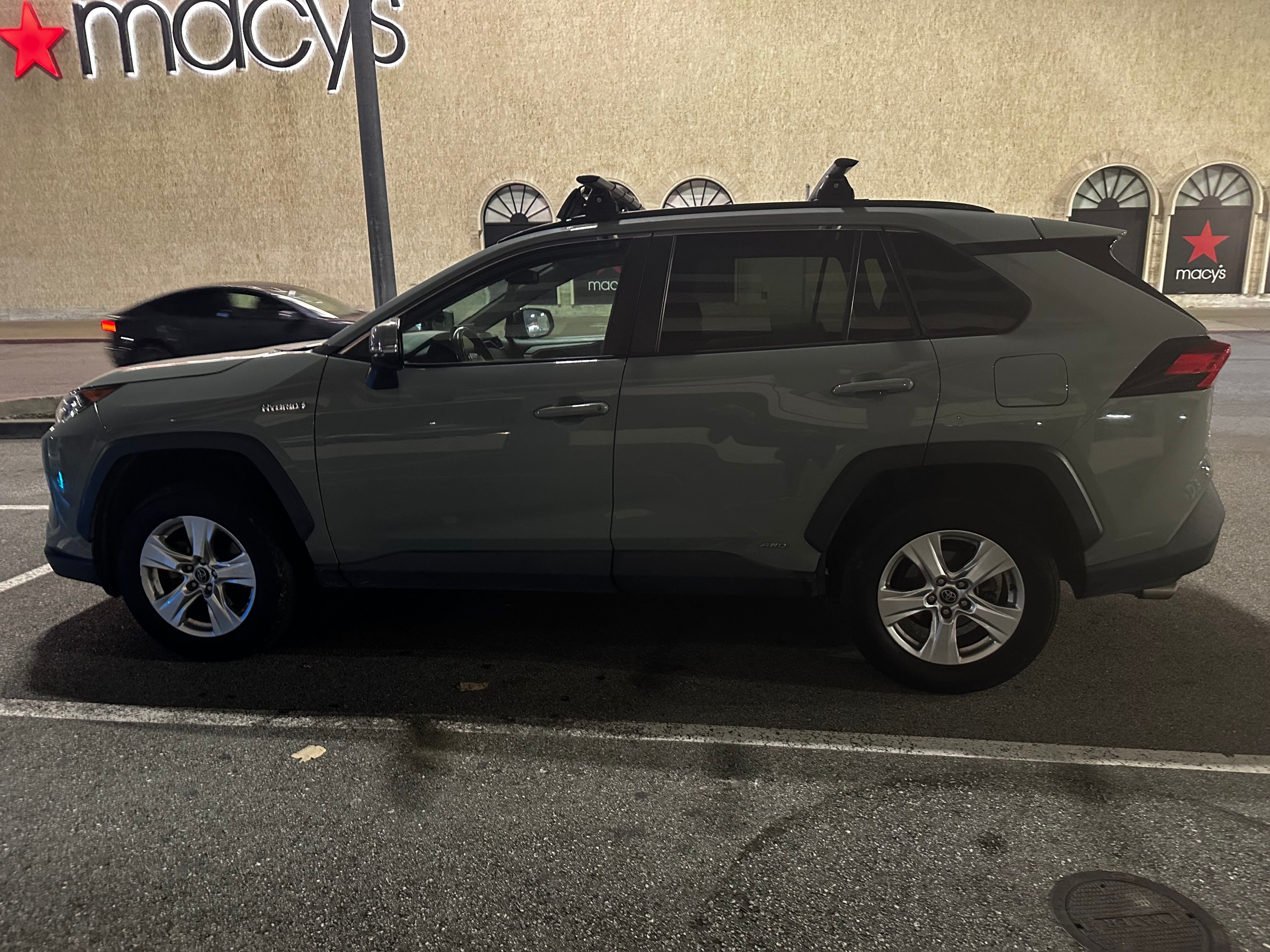 Used 2020 Toyota RAV4 XLE w/ Convenience Package AWD/4WD image 4
