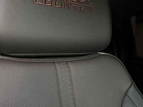 Used 2024 Chevrolet Silverado 2500 High Country w/ Technology Package AWD/4WD image 18
