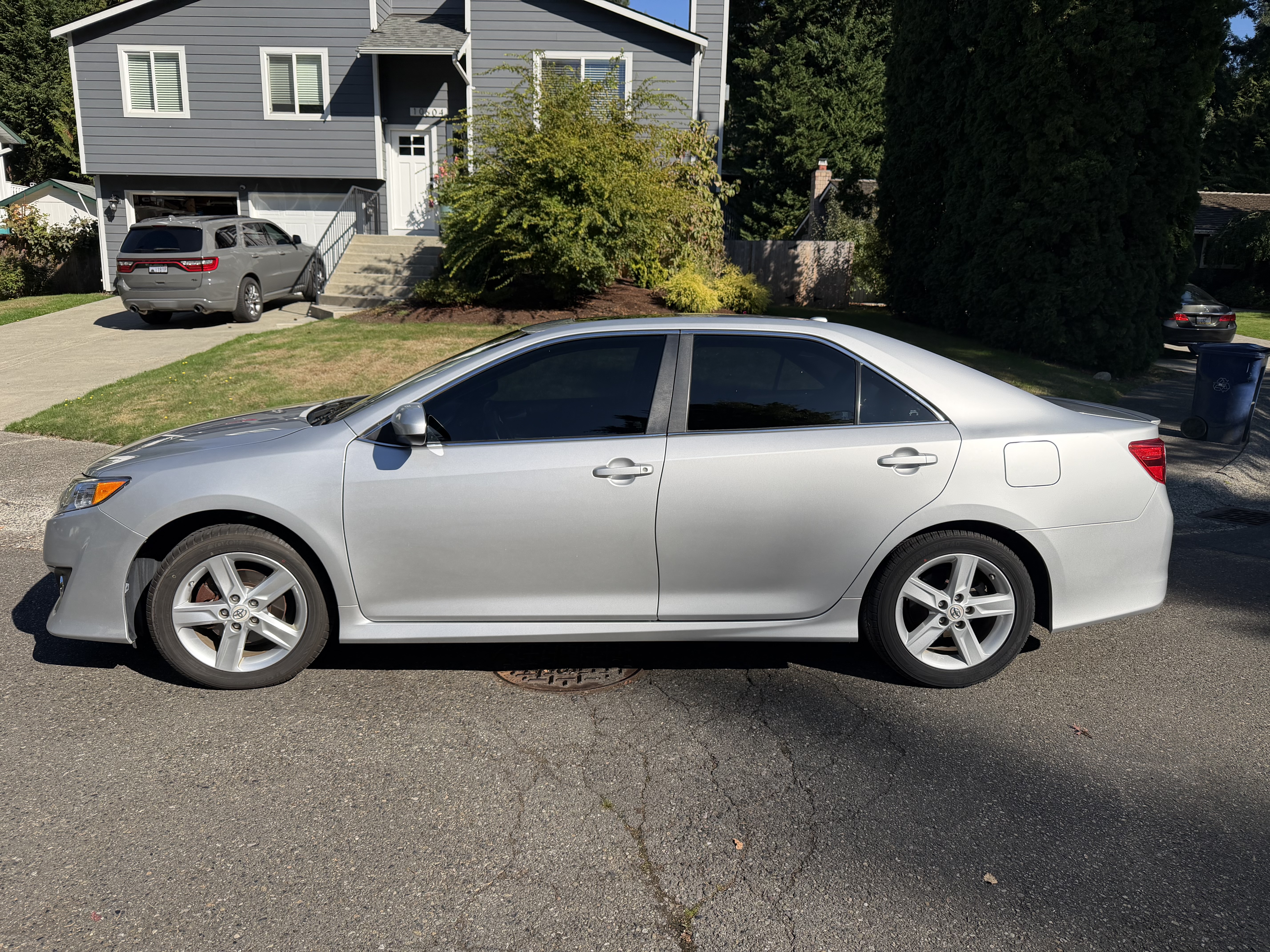 Used 2012 Toyota Camry SE FWD image 2