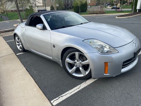 Used 2006 Nissan 350Z Enthusiast w/ (S02) Side Air Bags Pkg image 5