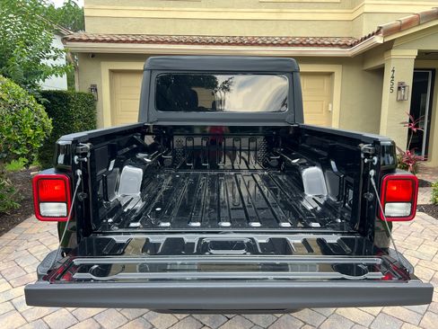Used 2025 Jeep Gladiator Sport AWD/4WD image 10