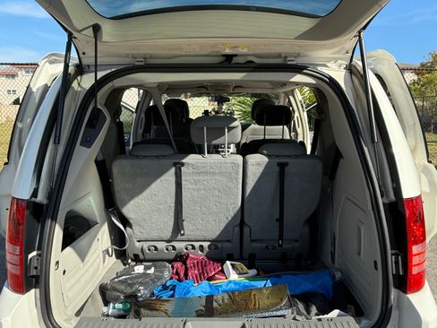 Used 2010 Chrysler Town & Country Touring image 4