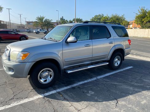 Used 2005 Toyota Sequoia SR5 w/ Convenience Pkg image 5