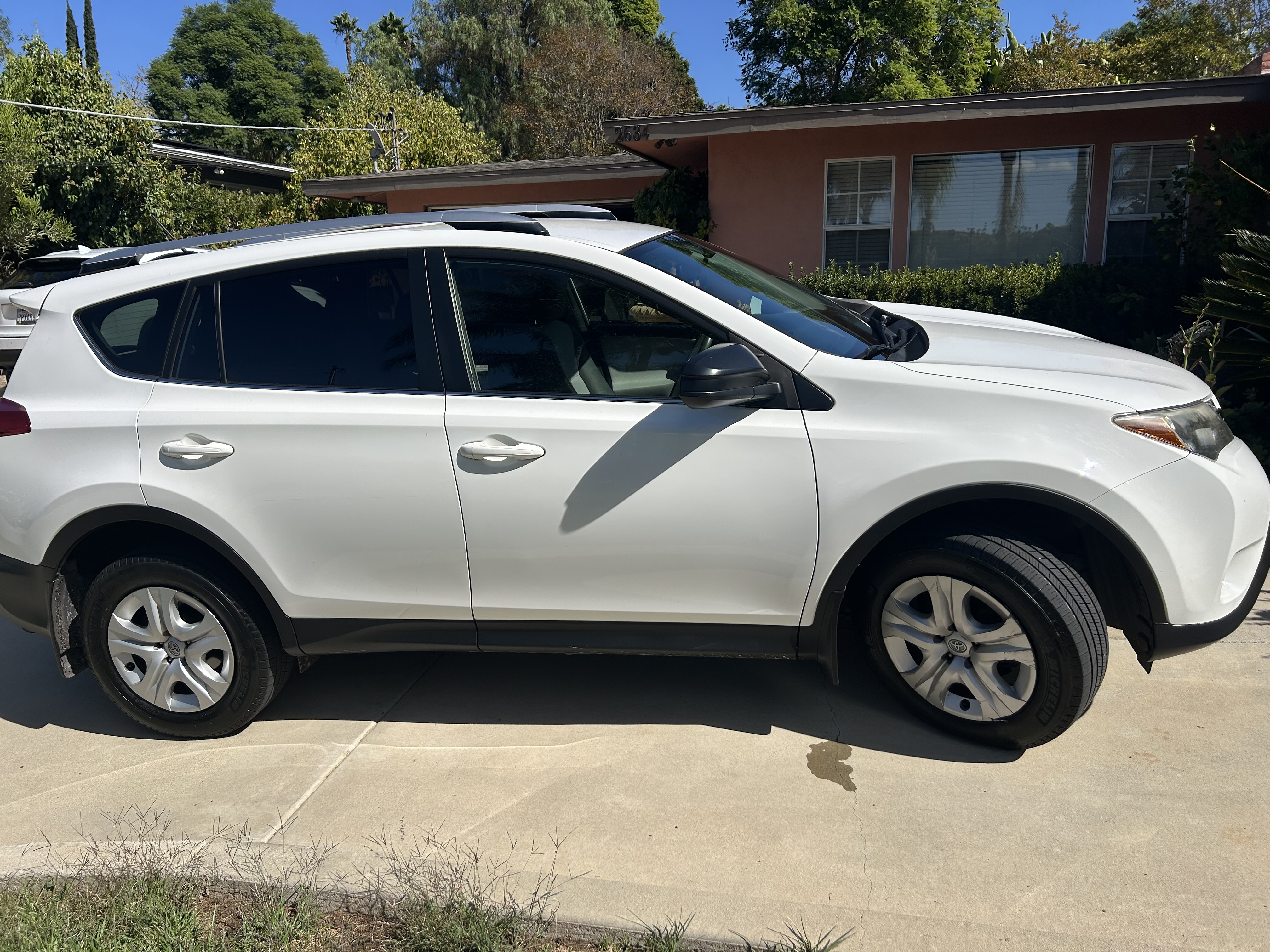 Used 2015 Toyota RAV4 LE AWD/4WD image 1