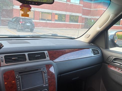 Used 2013 Chevrolet Avalanche LTZ AWD/4WD image 4