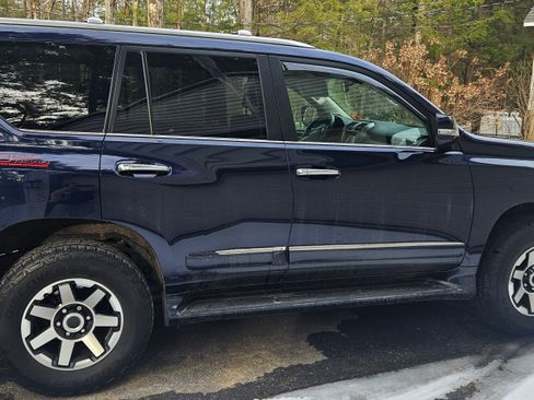 Used 2018 Lexus GX 460 Premium w/ Premium Package image 2