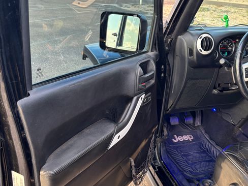 Used 2015 Jeep Wrangler Unlimited Sahara image 24