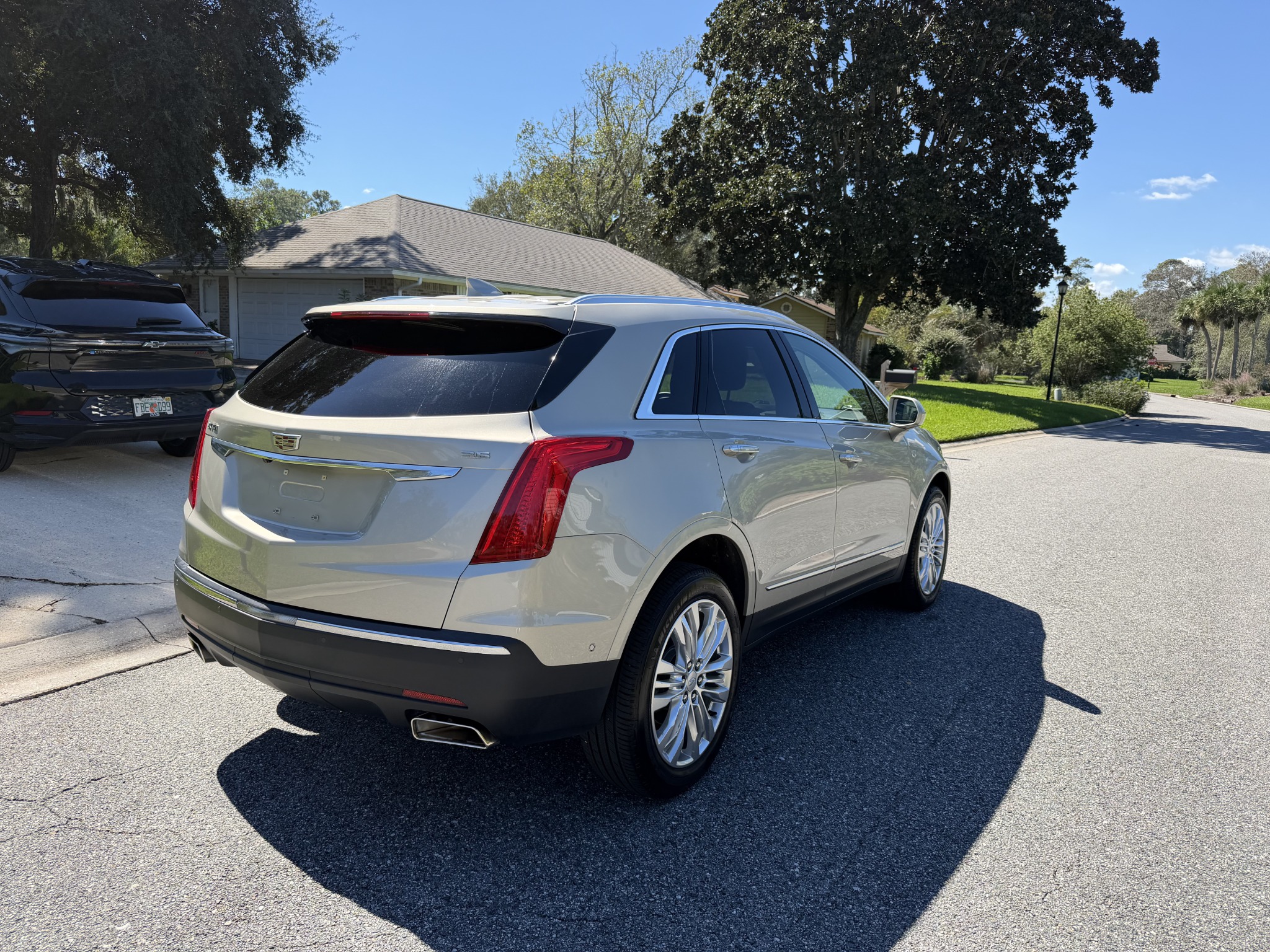Used 2017 Cadillac XT5 Premium Luxury w/ Driver Assist Package FWD image 5