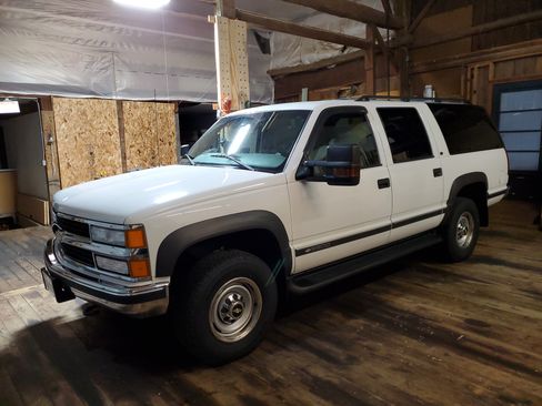 Used 1999 Chevrolet Suburban 2500 w/ Preferred Equipment Group 2 image 1