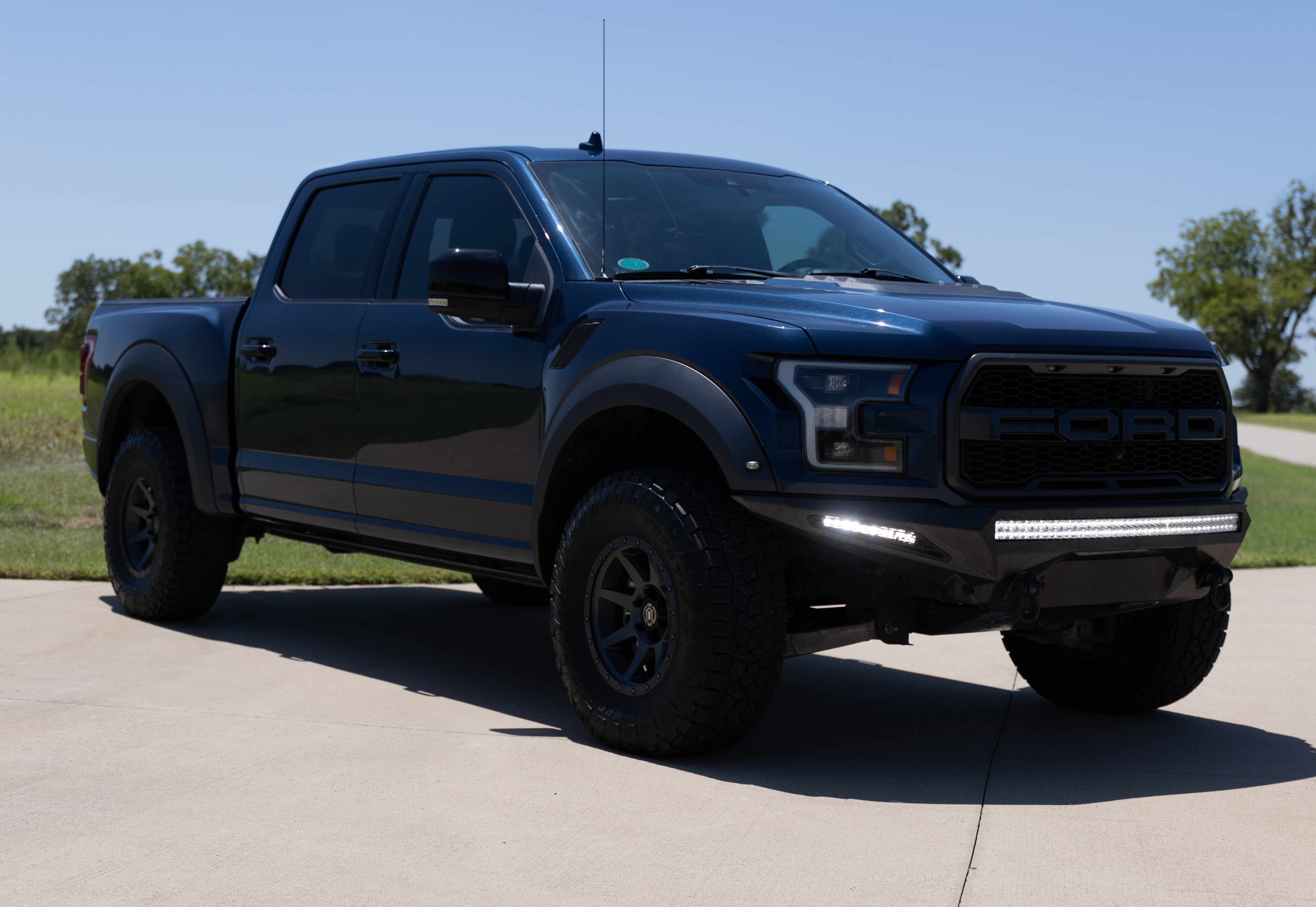 Used 2018 Ford F150 Platinum w/ Equipment Group 701A Luxury AWD/4WD image 1