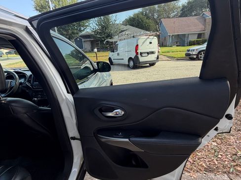 Used 2019 Jeep Cherokee Latitude Plus FWD image 14