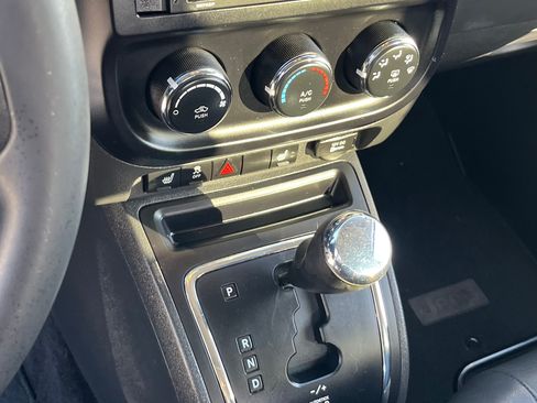 Used 2012 Jeep Compass Latitude w/ Sun/Sound Group FWD image 16