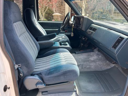 Used 1994 GMC Yukon Sport Utility 2D image 9