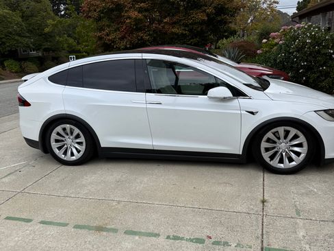 Used 2018 Tesla Model X 100D AWD/4WD image 11