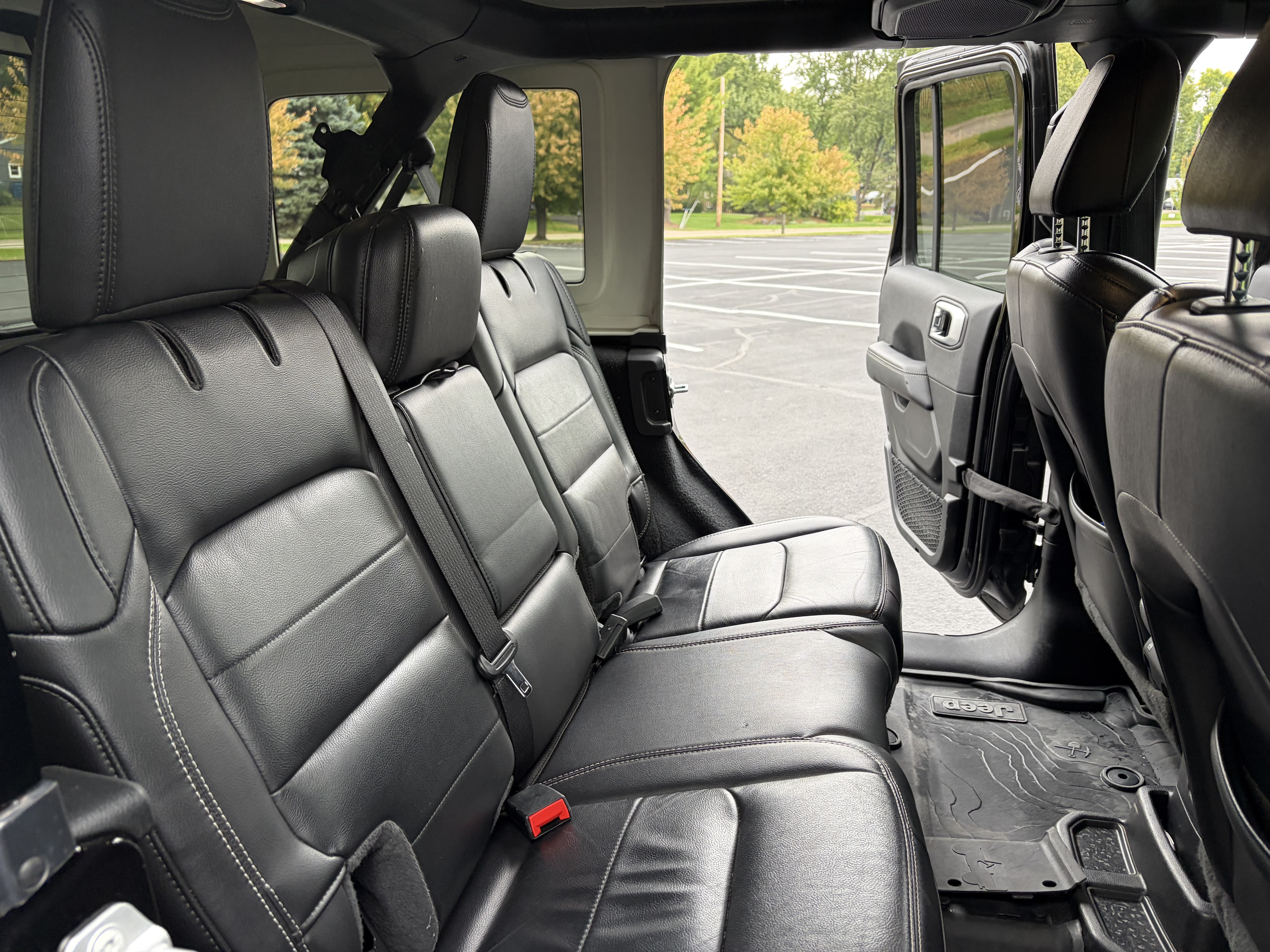 Used 2020 Jeep Wrangler Unlimited Sahara AWD/4WD image 12