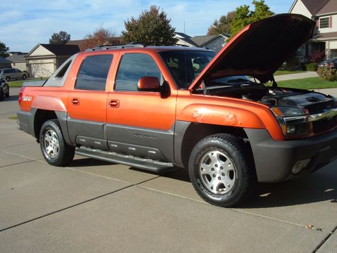 Used 2003 Chevrolet Avalanche 4x4 w/ Suspension Package, Off-Road image 2