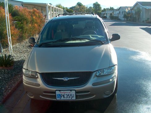 Used 1999 Chrysler Town & Country LX image 2