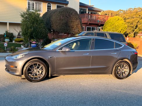 Used 2018 Tesla Model 3 Mid Range image 1