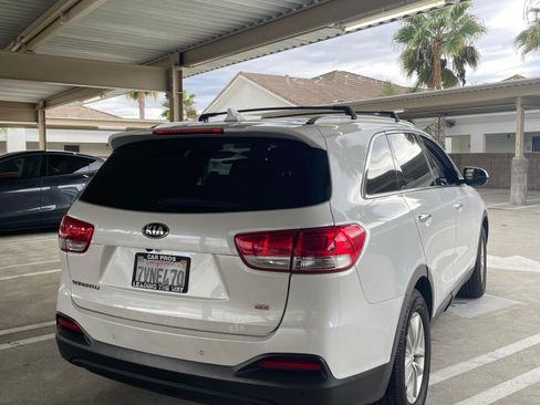 Used 2017 Kia Sorento LX w/ LX Convenience Package image 2